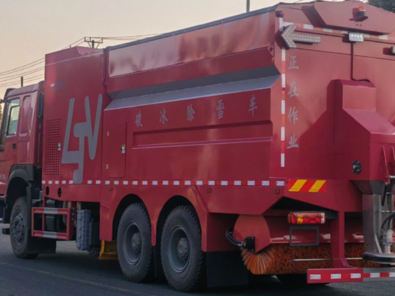 重汽豪沃后雙橋--破冰除雪車